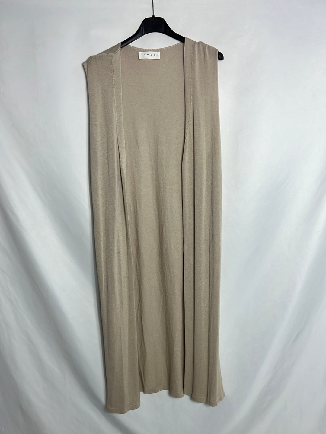 AMEÉ. Beige fine knit buttoned vest. YOUR