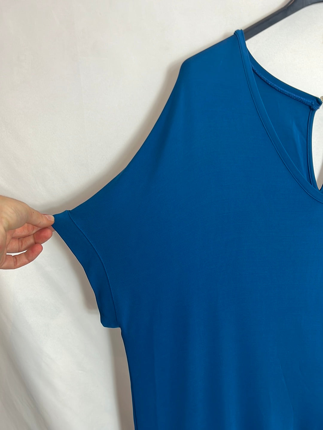 OTRAS. Vestido corto azul cadena dorada. T M