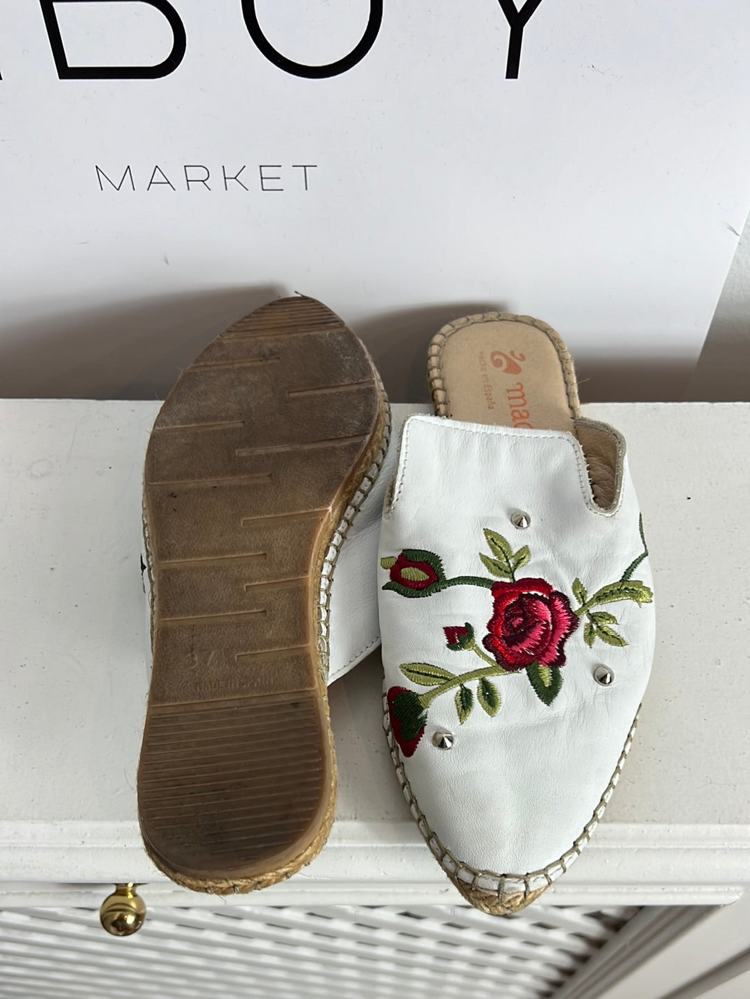MACARENA. White embroidered mules, size 37 (tara)
