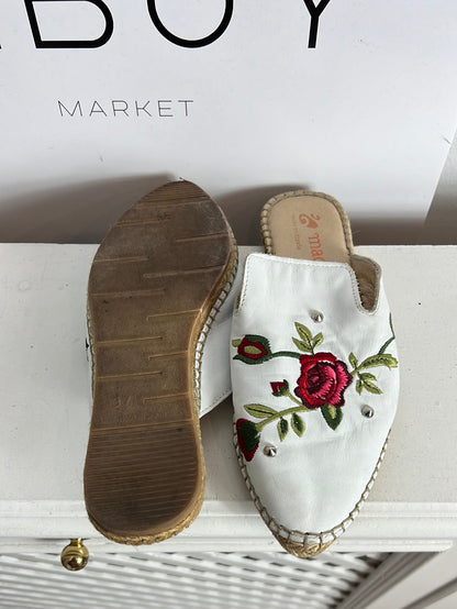 MACARENA. White embroidered mules, size 37 (tara)