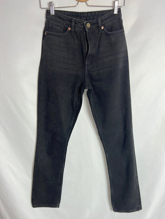MONKI. Pantalón denim negro cintura alta. T 32