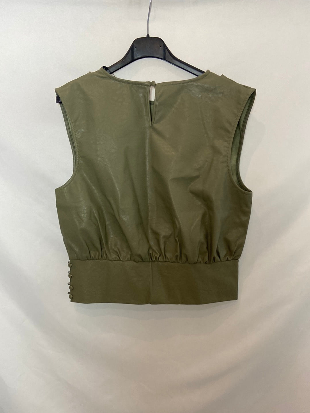 MANGO. Top verde efecto piel T.s