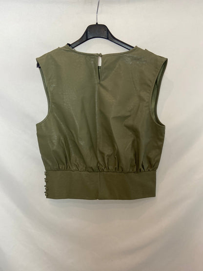 MANGO. Top verde efecto piel T.s