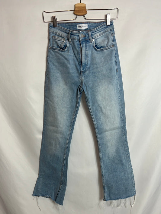 ZARA. Light-colored cropped denim pants. Size 36