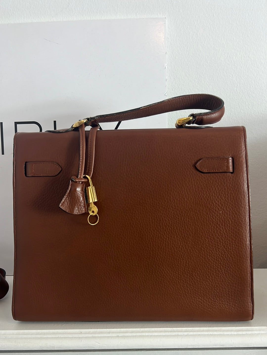 OTRAS. Bolso rígido marrón vintage.