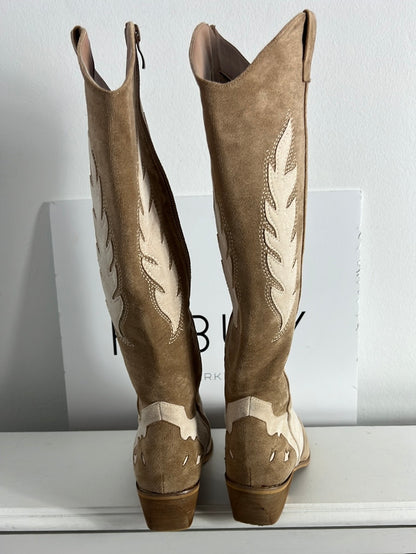 CLAUDIA. Two-tone cowboy-style high boots. Size 38