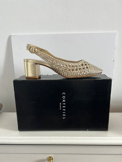 CORTEFIEL. Sandalias troqueladas doradas. T 40