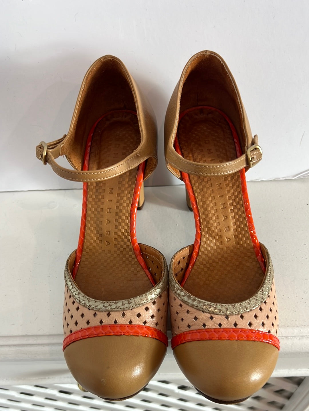 CHIE MIHARA. Zapatos beige troquelados T.37