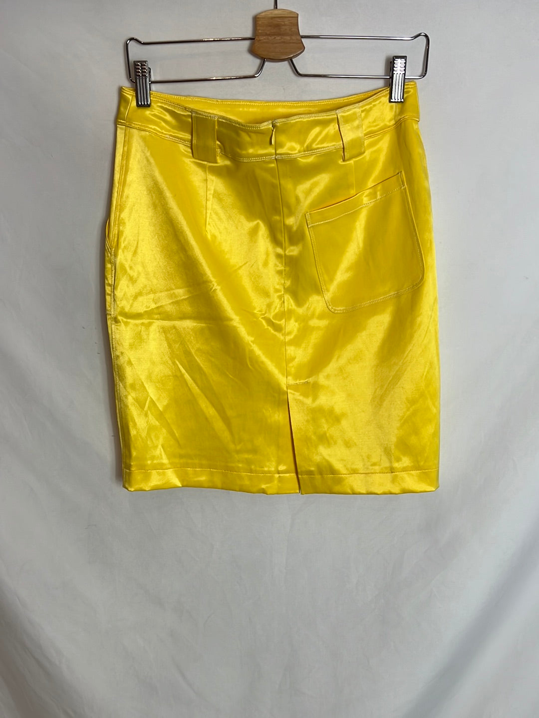 ADOLFO DOMINGUEZ. Falda corta amarilla satinada. T 38 – Hibuy market
