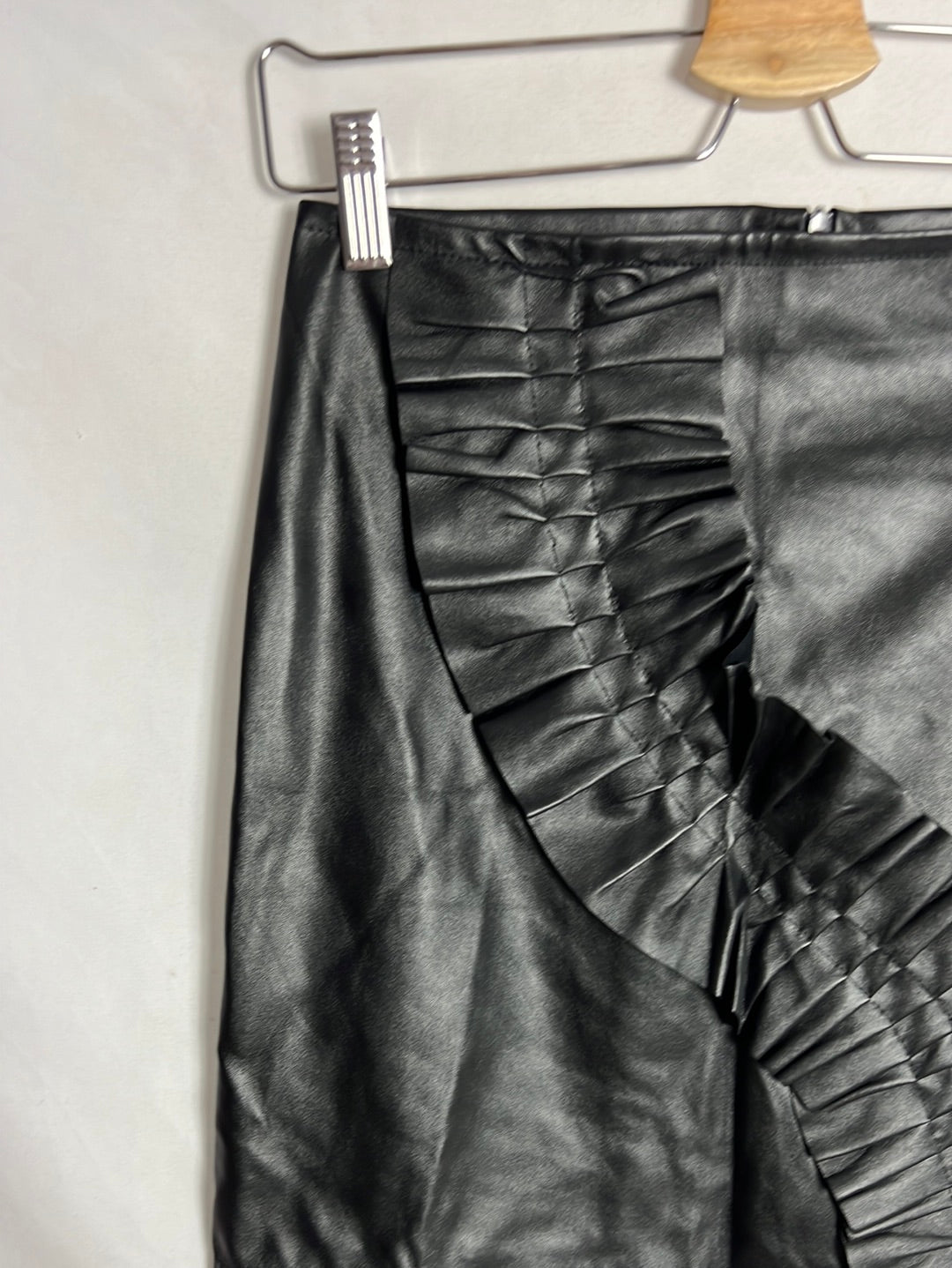 CELOP. Falda corta efecto piel volante. T M