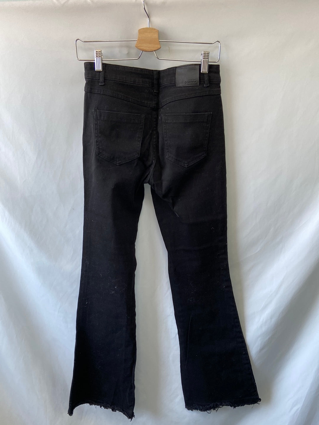 STRADIVARIUS. Pantalón denim negro T.38