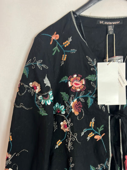 ZARA. Chaqueta negra pedrería. T S