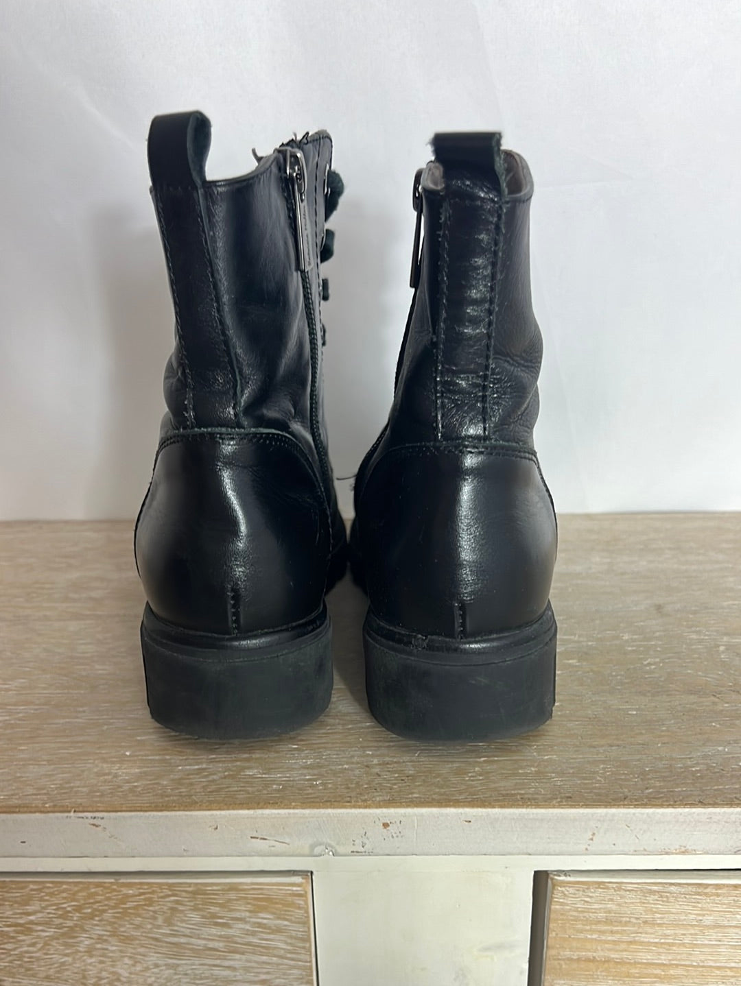 PATRICIA MILLER. Botines negros estilo militar. T 37