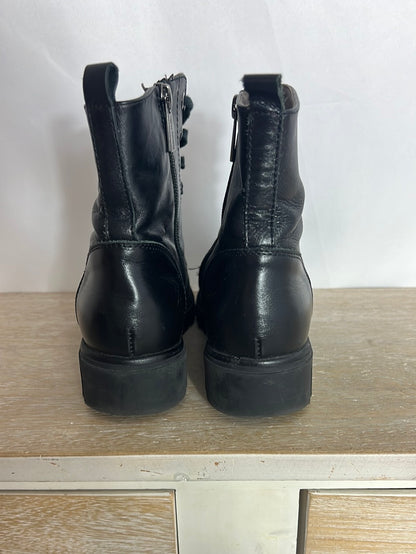 PATRICIA MILLER. Botines negros estilo militar. T 37