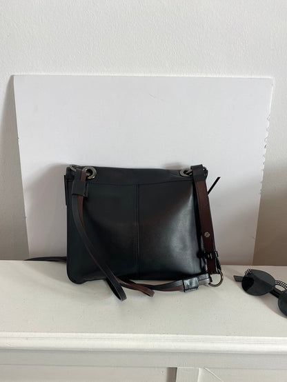 OTRAS. Bandolera negro piel