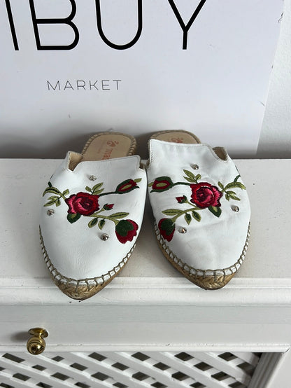 MACARENA. White embroidered mules, size 37 (tara)