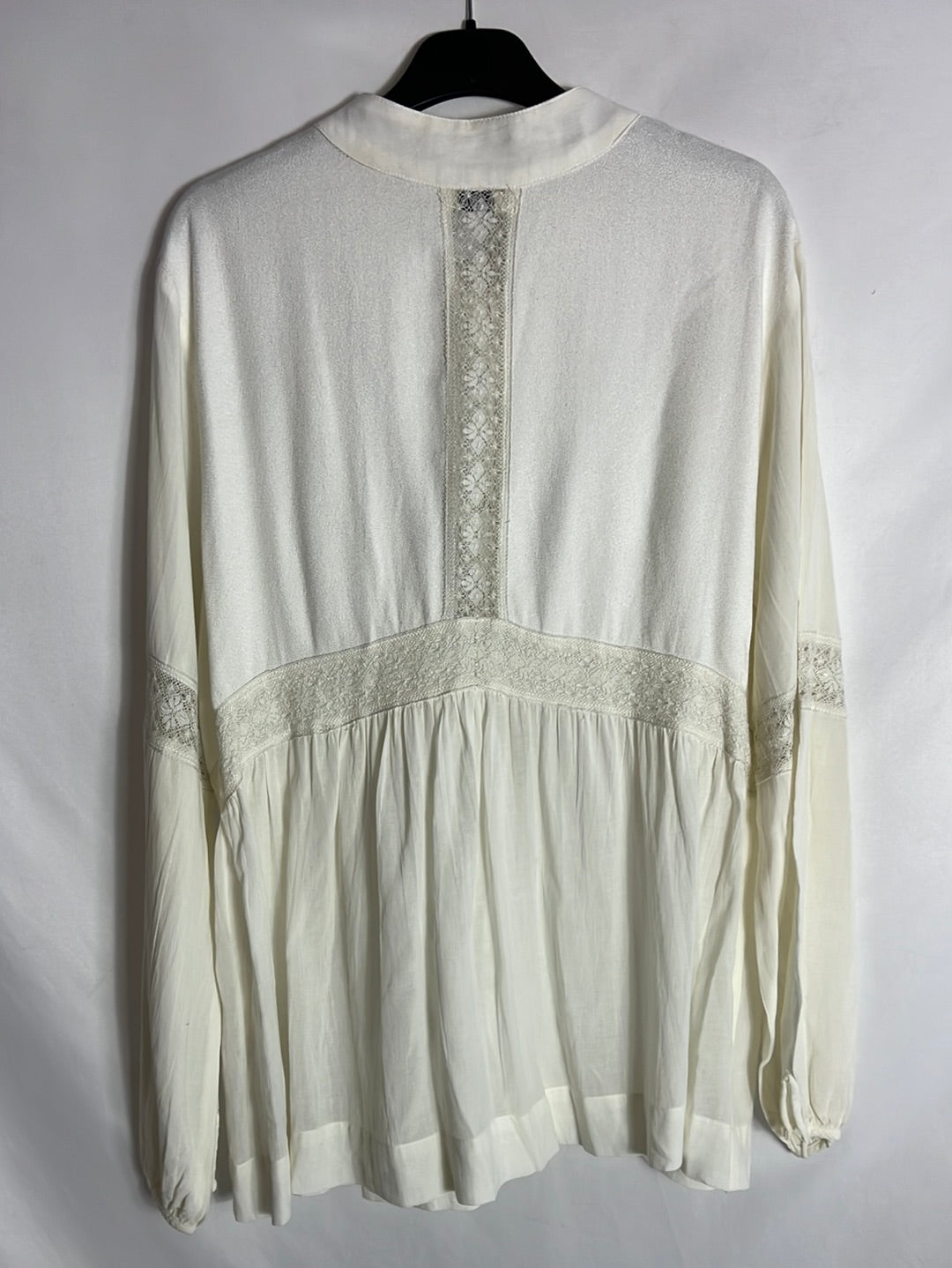 LOA. Blusa blanca detalle encaje. T S