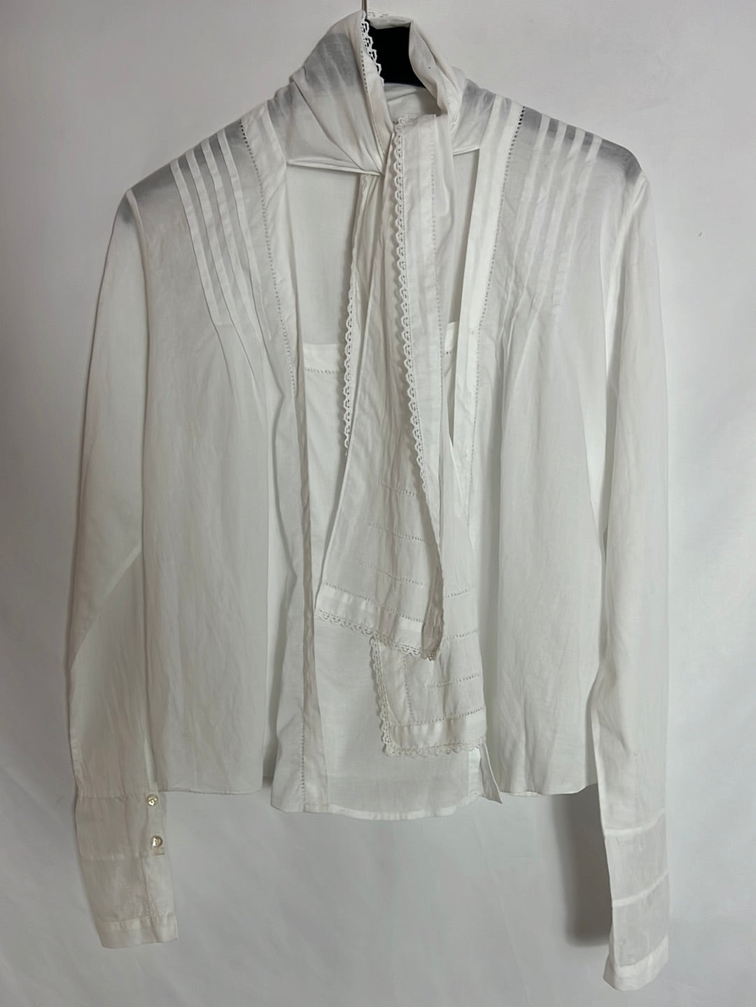 INTROPIA. Short white blouse with bow. Size 38