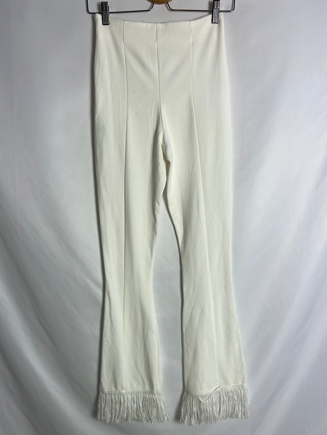 ZARA. Pantalón textura blanco flecos. T S