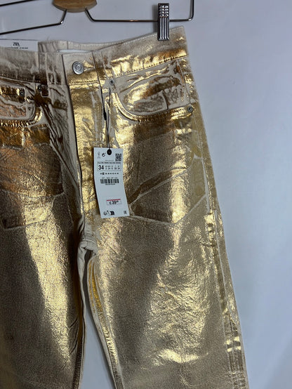 ZARA. Pantalón denim textura dorado. T 34