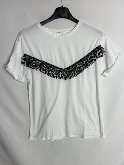 MANGO. Camiseta blanca flecos. T S