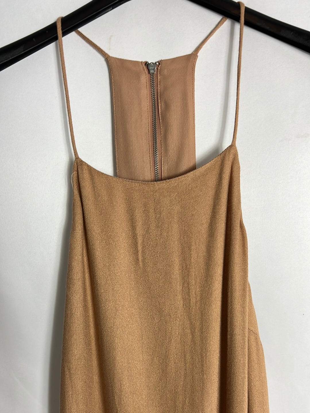 FOREVER 21. Vestido midi color nude cuello halter. T M