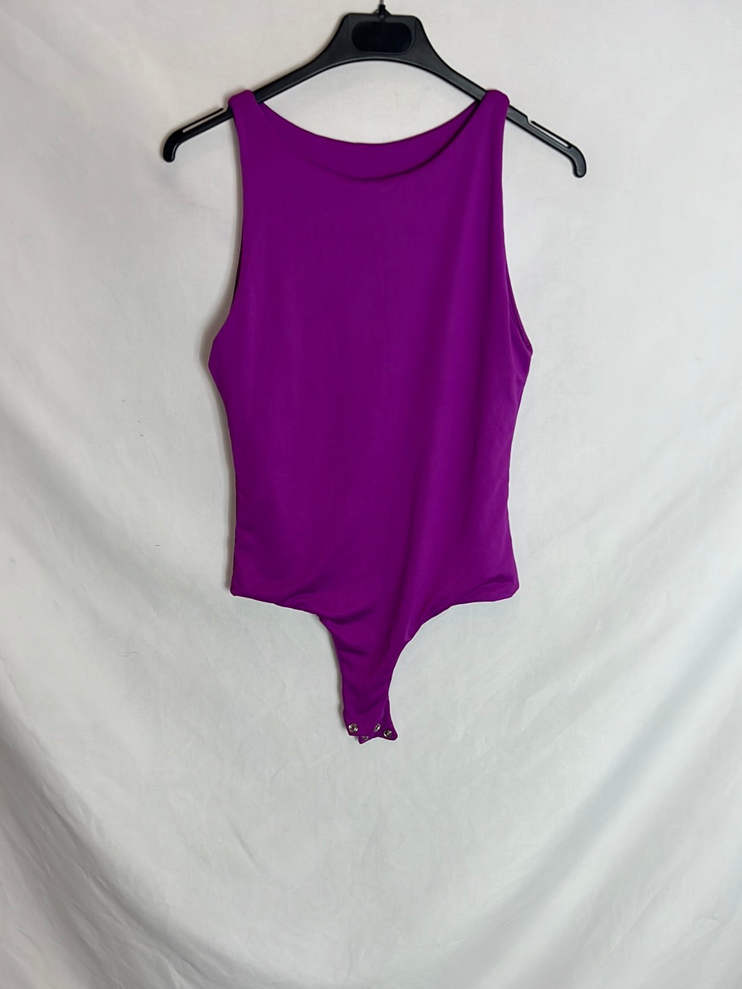 PEZ DE RÍO. Body fucsia cuello halter. T.M