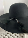 OTRAS. Sombrero negro detalle plumas. T 57