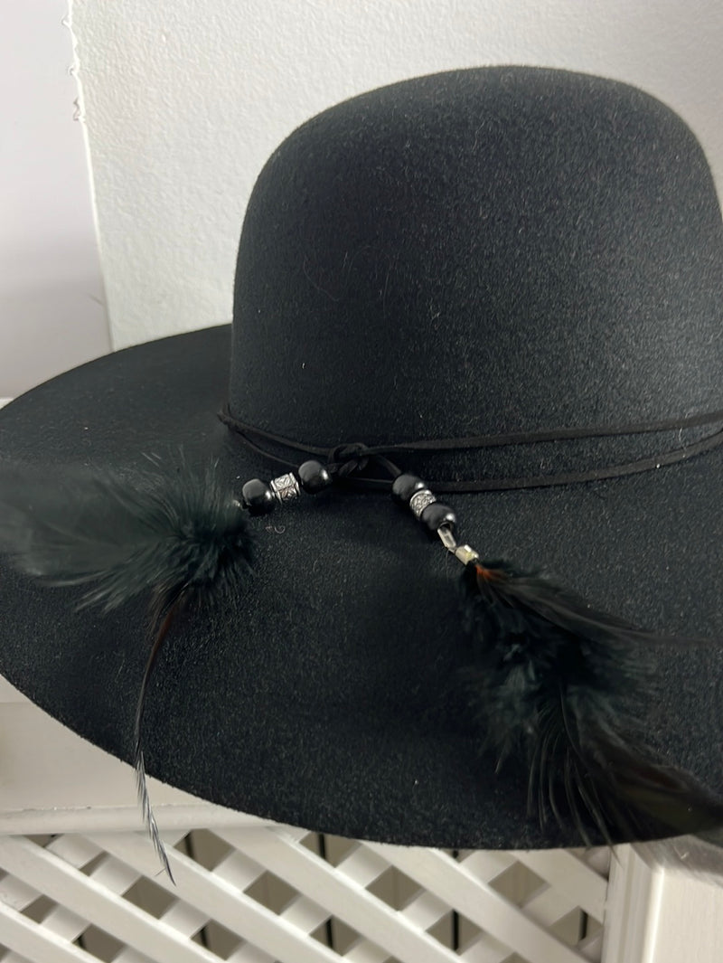 OTRAS. Sombrero negro detalle plumas. T 57
