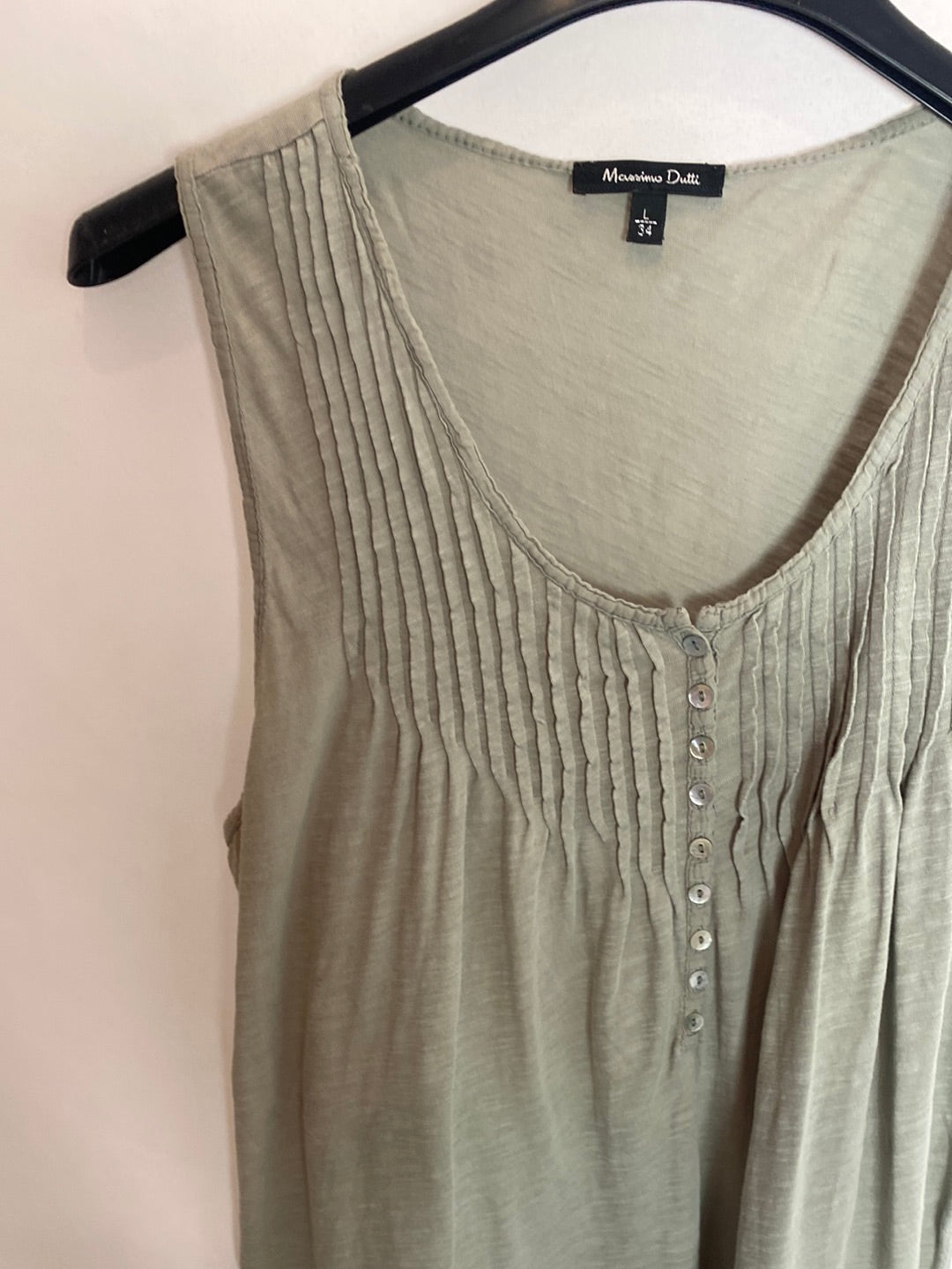 MASSSIMO DUTTI. Camiseta verde botones. T.L