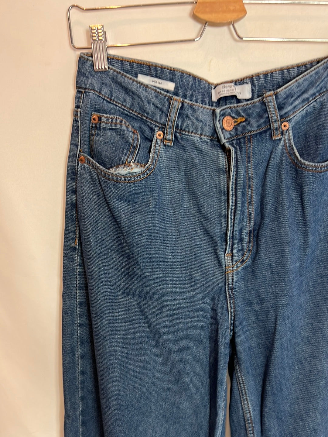 BERSHKA. Pantalón ancho denim T.38