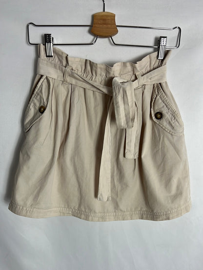 OYSHO. Falda corta beige bolsillos. T S