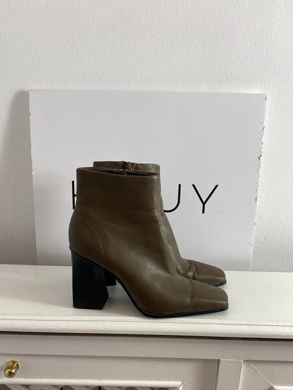 MANGO. Botines polipiel verdes oscuros. T.38