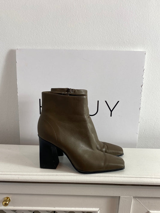 MANGO. Botines polipiel verdes oscuros. T.38