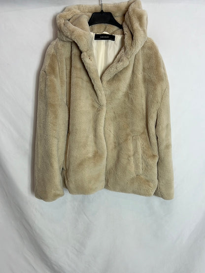 ZARA. Abrigo pelo beige capucha T.S