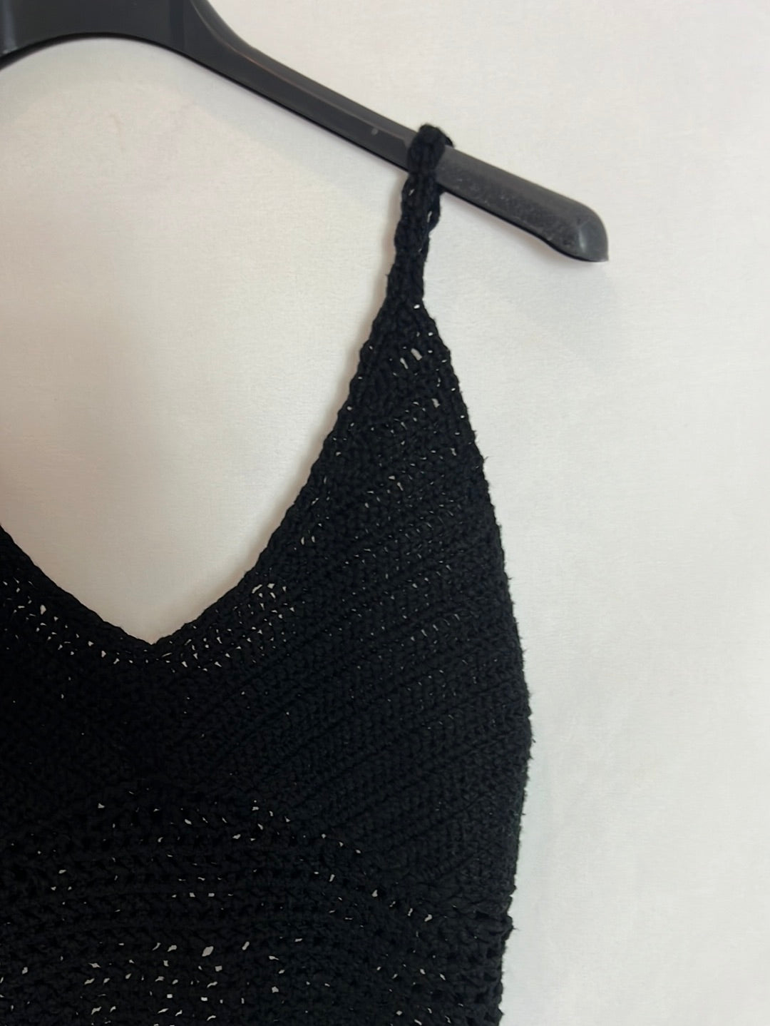 BIK BOK.  Crop top negro crochet. T S