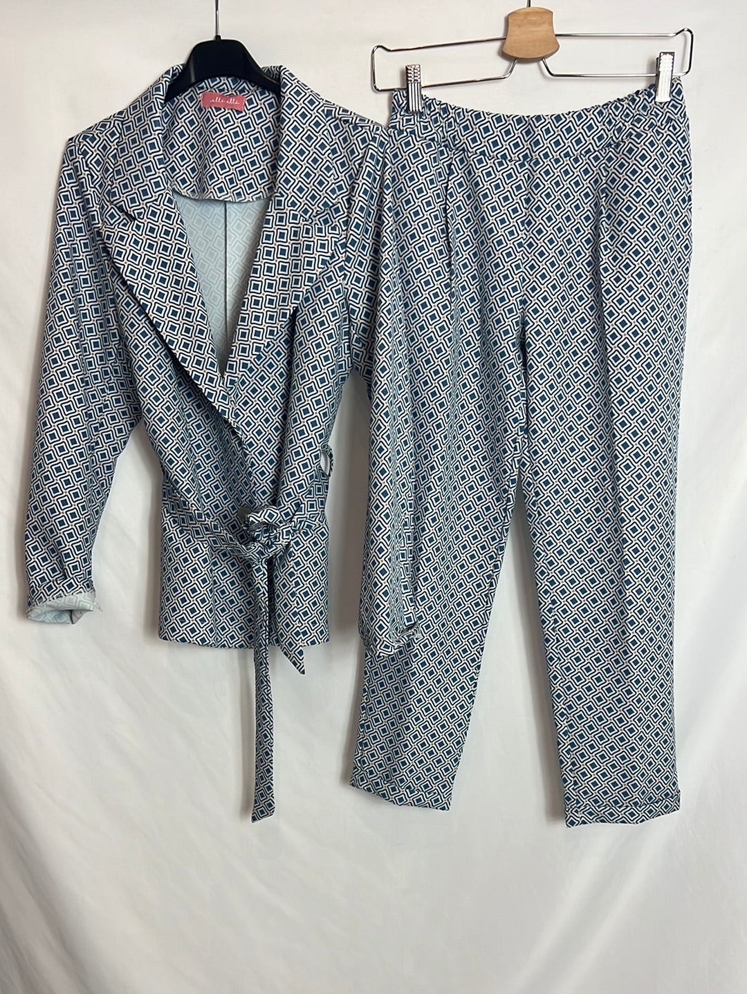 ALLÔ ALLÔ. Total blazer and printed trousers look. TS/M