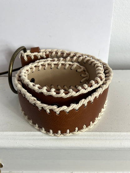 OTRAS. Cinturón camel trenzado