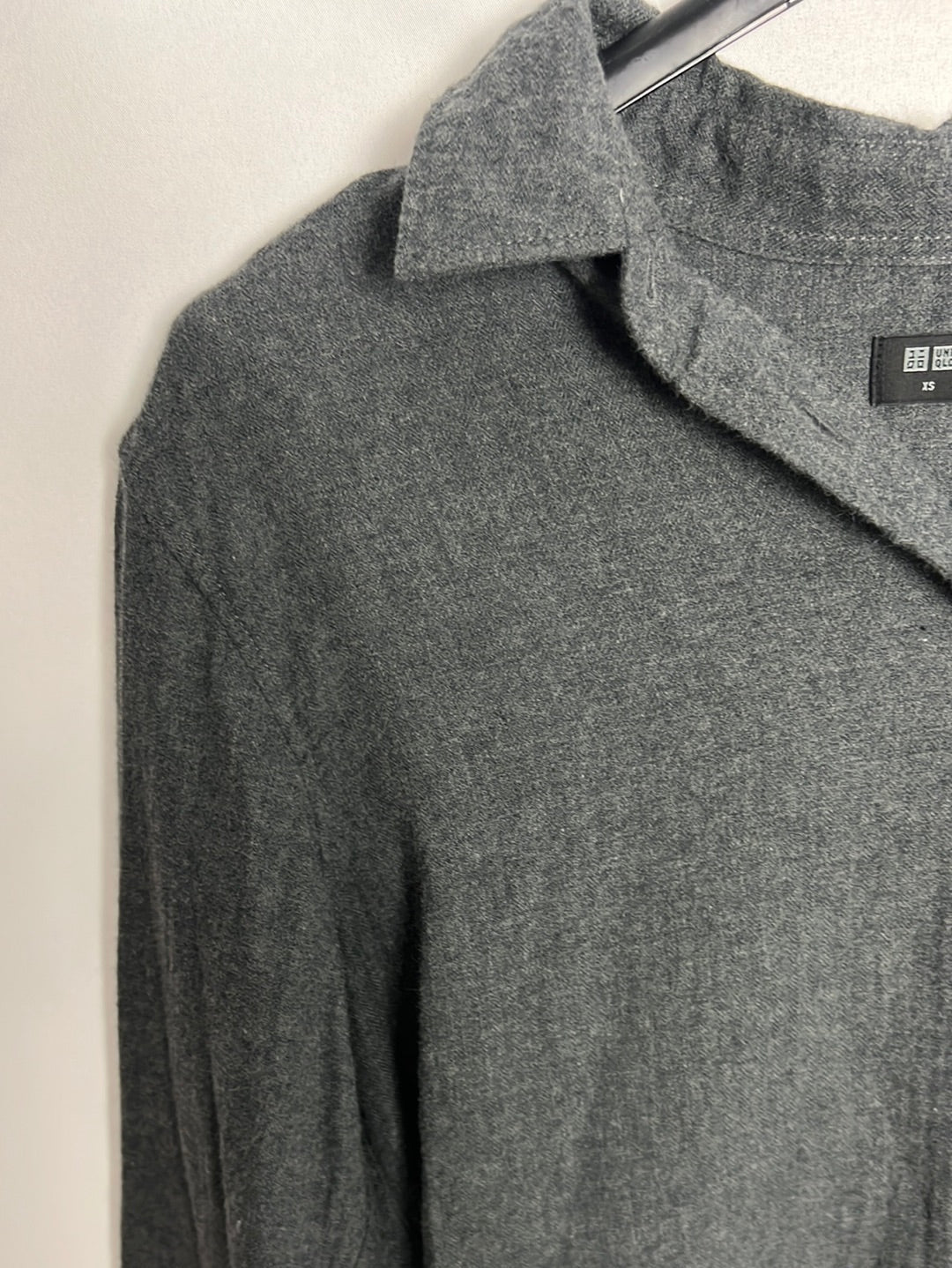 UNIQLO. Camisa gris fluida. T.xs