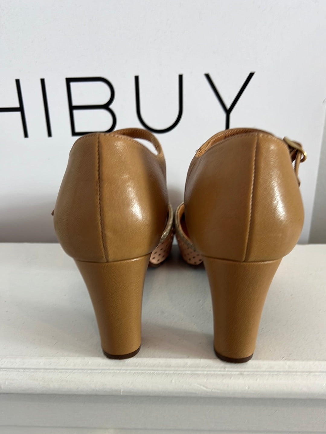 CHIE MIHARA. Zapatos beige troquelados T.37