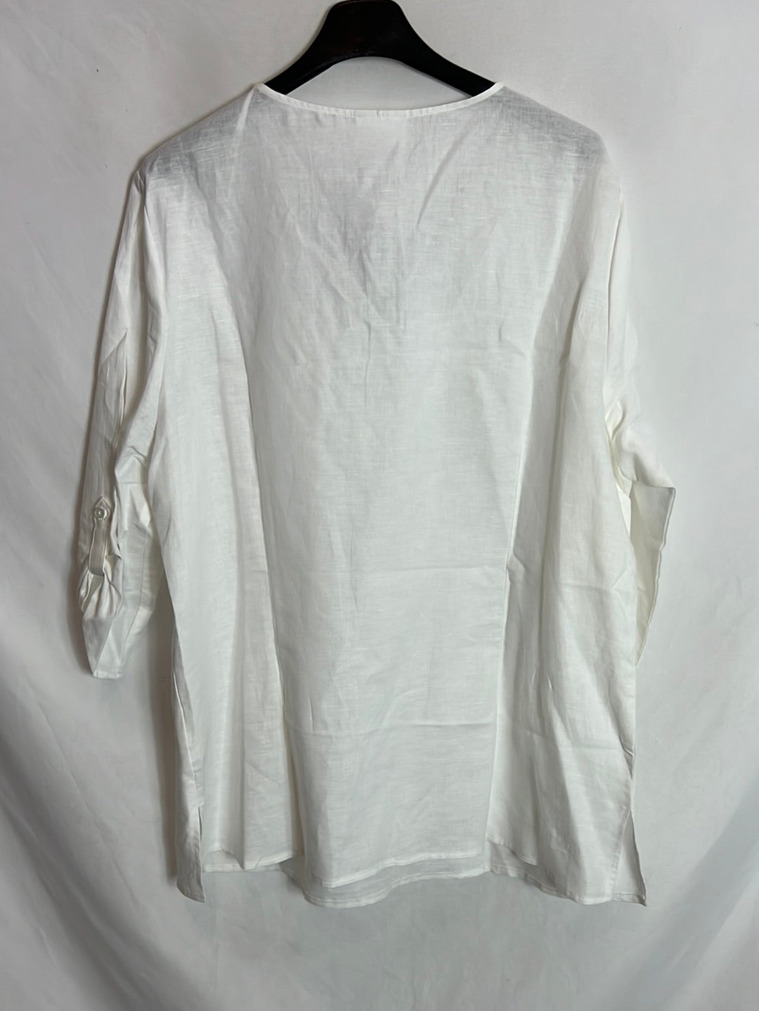 CANDA. Blusa blanca detalle abalorios cuello. T 48