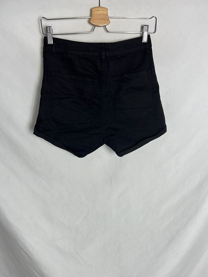 H&M. Shorts negros cintura alta. T 40