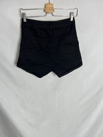 H&M. Shorts negros cintura alta. T 40