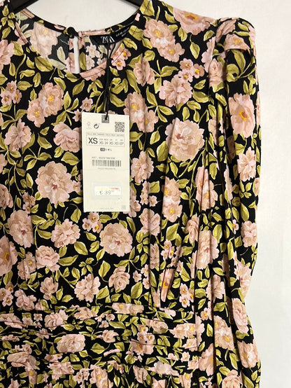 ZARA. Vestido corto estampado hombreras. T XS