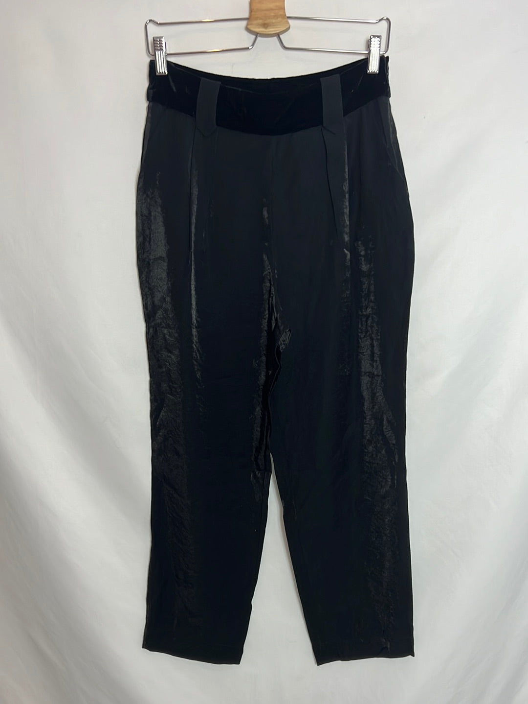INTROPIA. Double-textured pleated trousers in black. TM