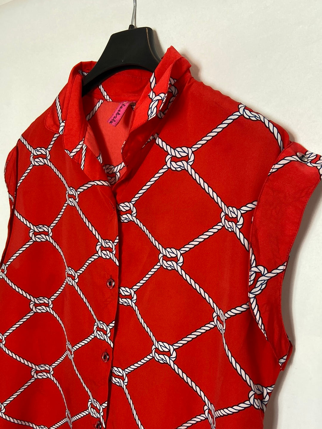 CHUCHULA. Camisa roja nudos Tu(s)