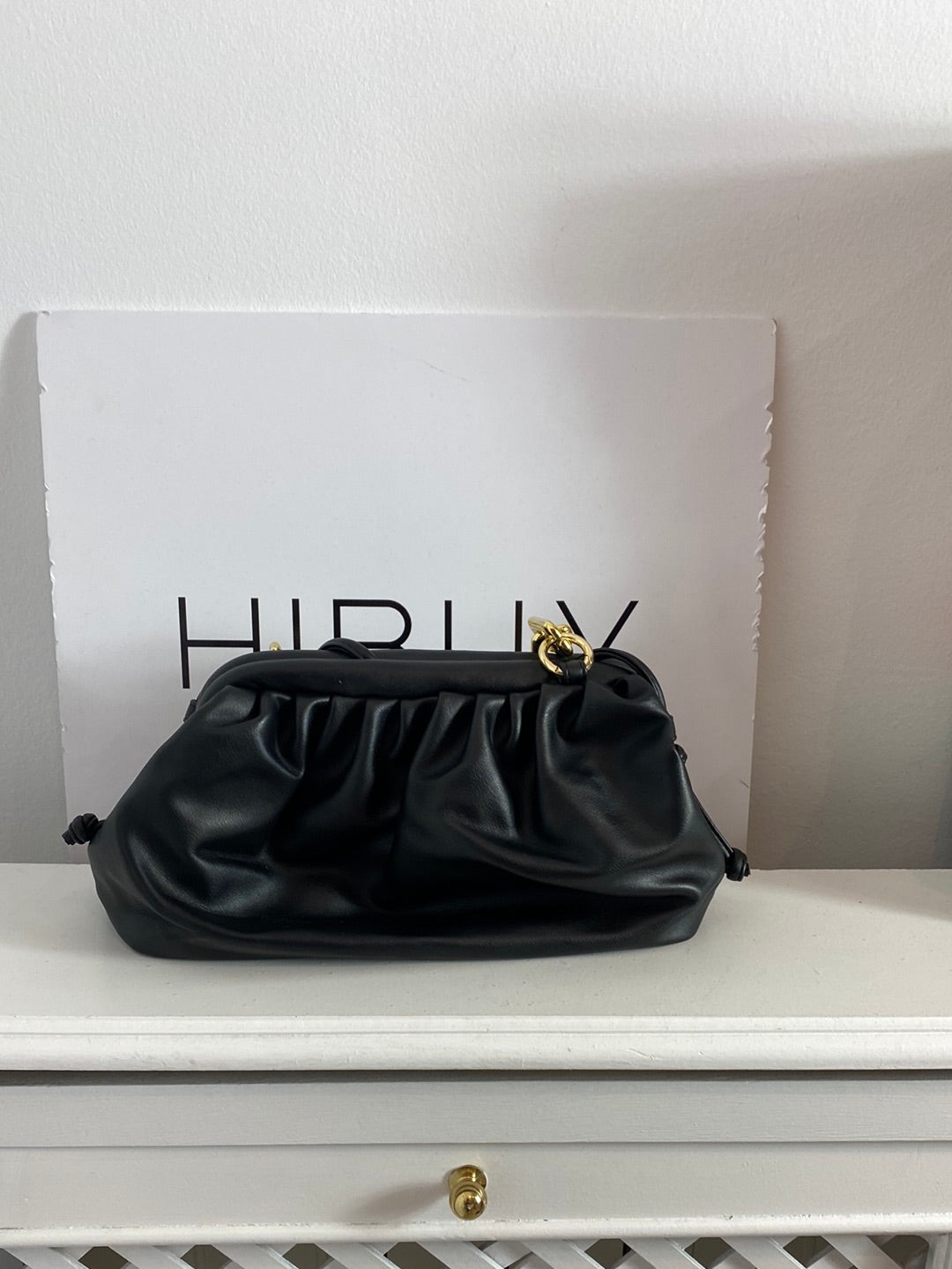 OTRAS. Bolso negro polipiel cadena.