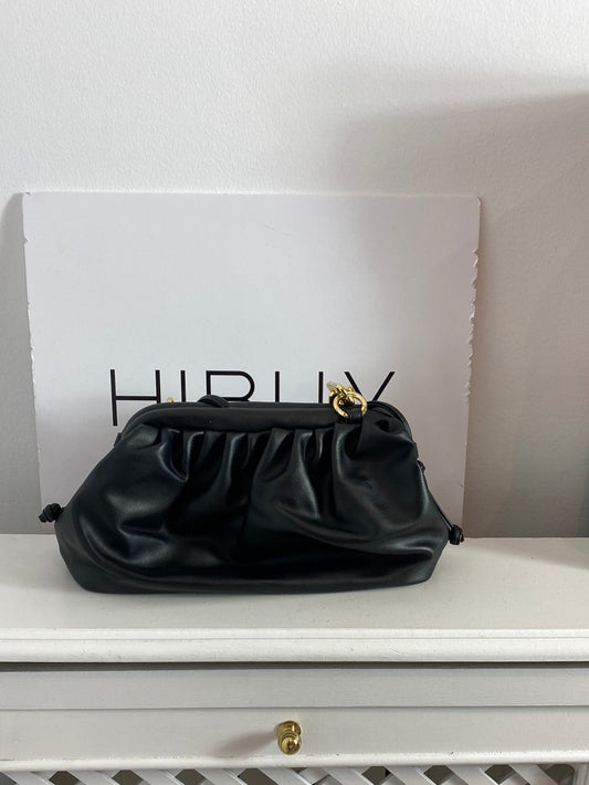 OTRAS. Bolso negro polipiel cadena.