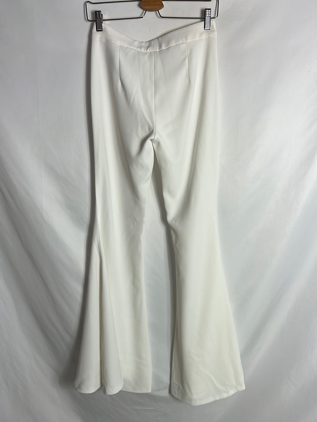 ZARA. Pantalón campana blanco. T XS