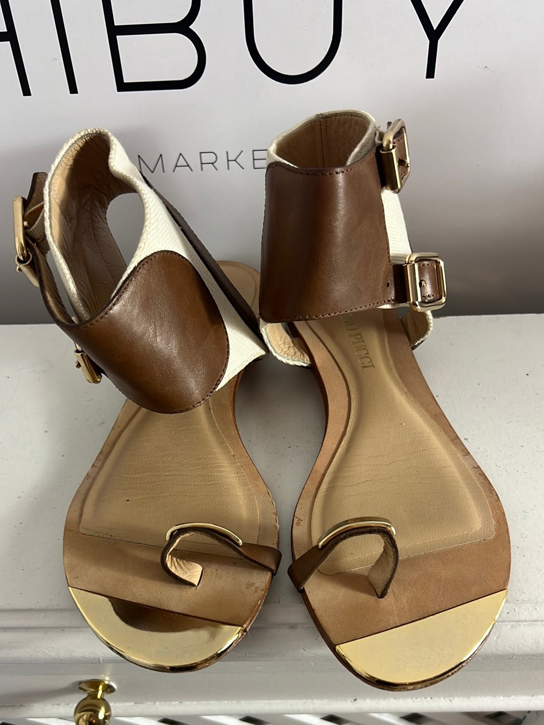 EMILIO PUCCI. Sandalia plana hebillas. T 37